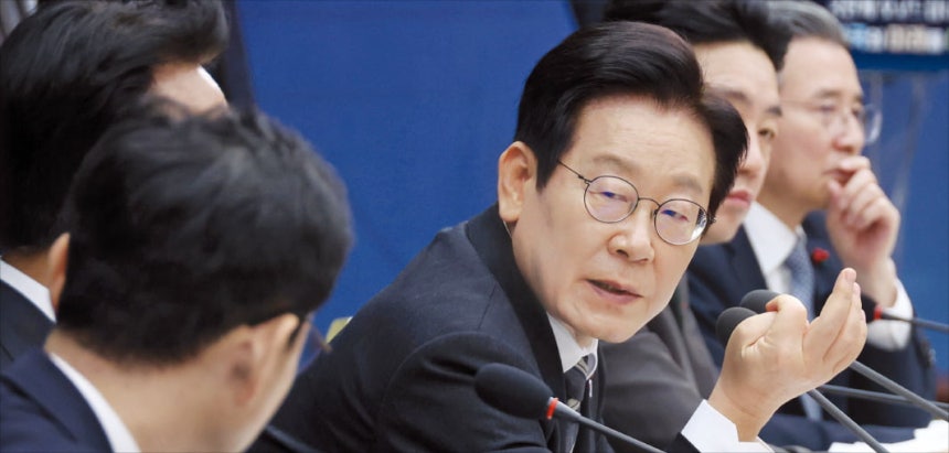 < 발언하는 李대통령 > 이재명 대통령이 12일 정부세종컨벤션센터에서 열린 과학기술정보통신부·개인정보보호위원회·방송미디어통신위원회 업무보고에서 발언하고 있다.이 대통령은 연이은 개인정보 유출 사고와 관련