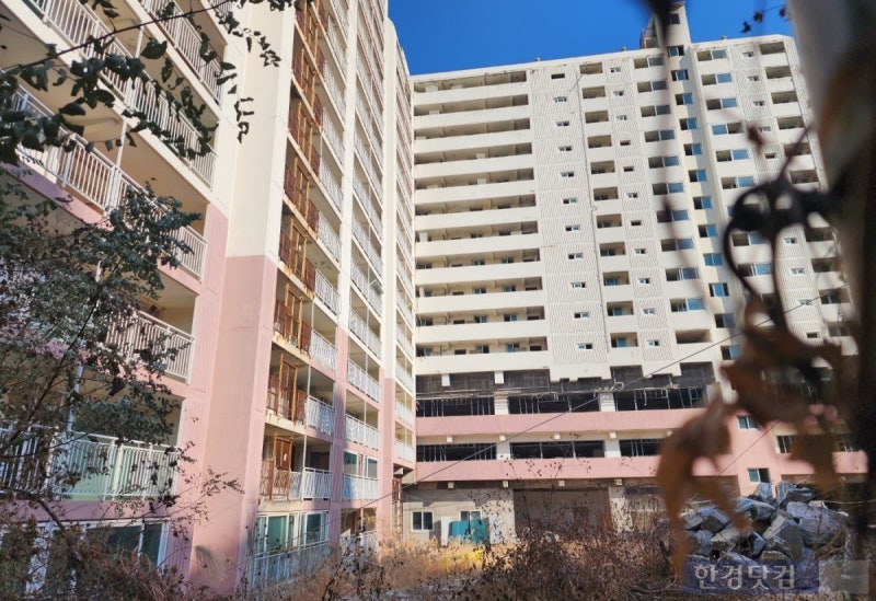 "살아보지도 못하고 수십명 사망"…그 아파트에 무슨 일이 [오세성의 헌집만세]