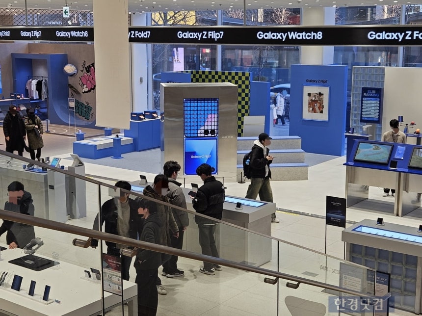 지난 11일 서울 마포구 삼성스토어 홍대에서 방문객들이 매장을 둘러보고 있다.사진=박수빈 기자