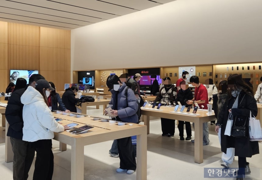 지난 11일 서울 마포구 애플스토어 홍대에서 방문객들이 매장을 둘러보고 있다.사진=박수빈 기자