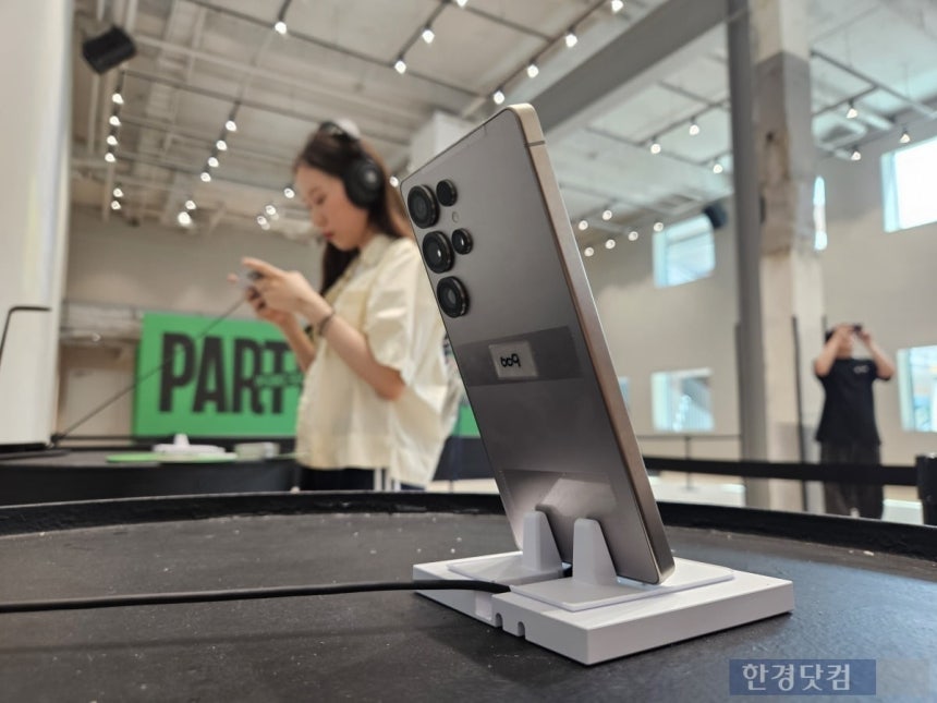 지난 5월 21일 서울 성동구 성수동에서 열린 '모바일배틀그라운드 한국 서비스 7주년 기념 팝업스토어'에서 20대 방문객들이 갤럭시S25 울트라로 게임을 시연해보고 있다.사진=박수빈 기자