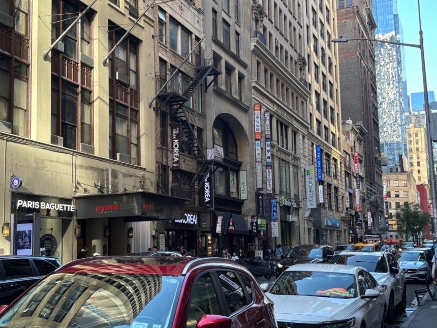 미국 뉴욕 맨해튼 코리안타운에 한국식 식당이 즐비한 모습.매장 곳곳에서 한인 뿐만 아니라 외국인 고객을 흔히 볼 수 있었다는 설명이다.사진=독자 제공