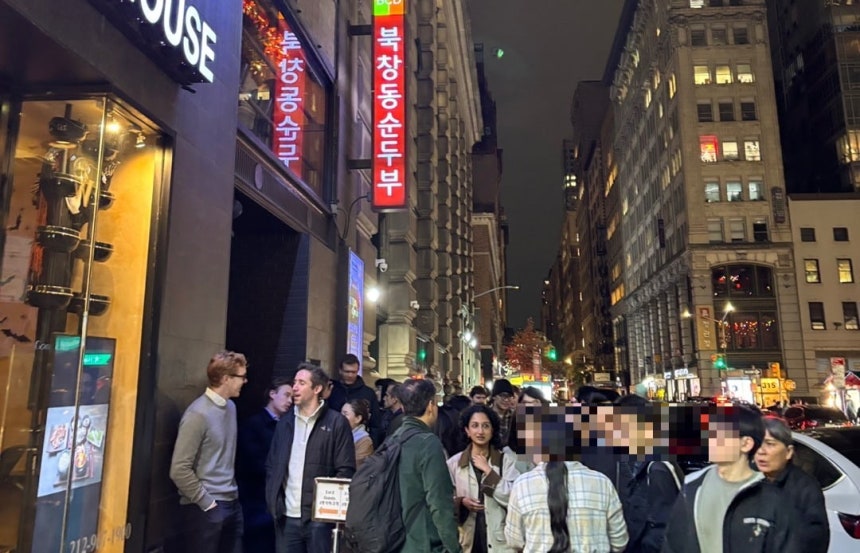 미국 뉴욕 맨해튼 거리에 위치한 북창동순두부(BCD) 매장 앞에 현지인들이 줄을 서서 기다리고 있다.사진=독자 제공
