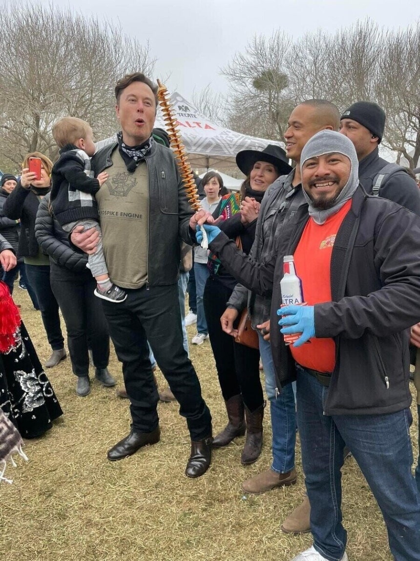 일론머스크가 텍사스에서 열린 지역 축제에서 회오리감자를 맛보고 있다.사진=X 캡처