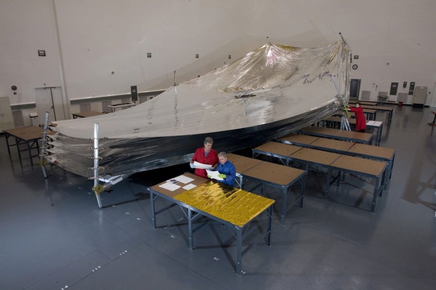 다섯 겹으로 된 '태양 차폐막' / 사진=노스롭그루먼