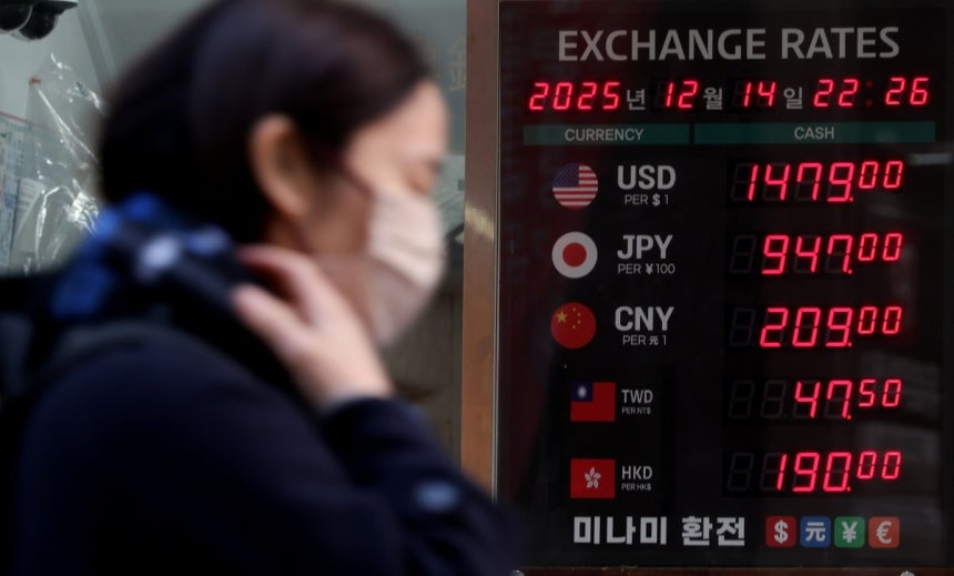 원·달러 환율 평균이 1470원을 넘어 외환위기 이후 월간 기준 최고 수준으로 치솟은 가운데 14일 서울 중구 명동 거리 환전소에 환율이 표시돼 있다./사진=최혁 기자