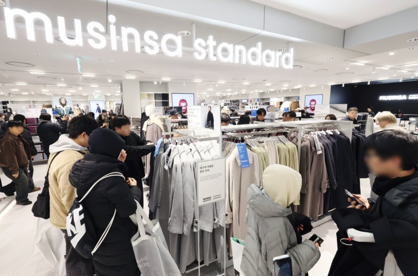 11일 서울 용산구 아이파크몰에 개장한 '무신사 메가스토어 용산'을 찾은 시민들이 매장을 둘러보고 있다. /사진=연합뉴스