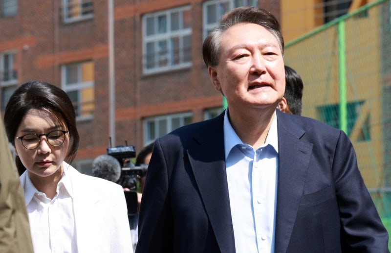 특검 "<b>김건희</b>, <b>계엄</b> 선포로 尹과 심하게 싸워…개입 증거 없다"