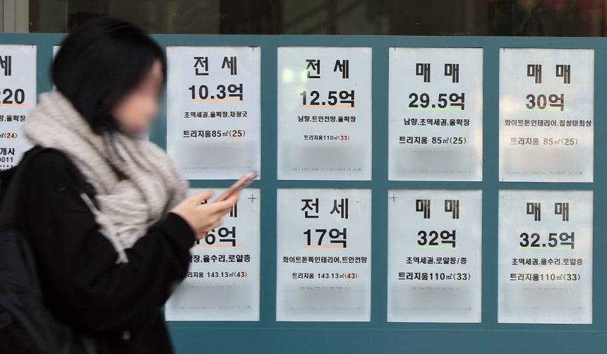 서울 송파구의 한 부동산에 인근 아파트 월세·전세·매매 매물 안내문이 붙어 있다.사진=뉴스1