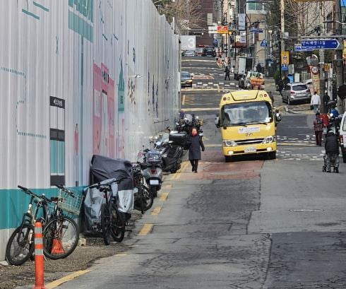 지난 15일 서울 마포구 공덕동 서울서부지방법원 뒤편 공사장 가림막 옆 주민 통행로에 오토바이와 자전거 등이 줄지어 주차돼 있다.권용훈 기자