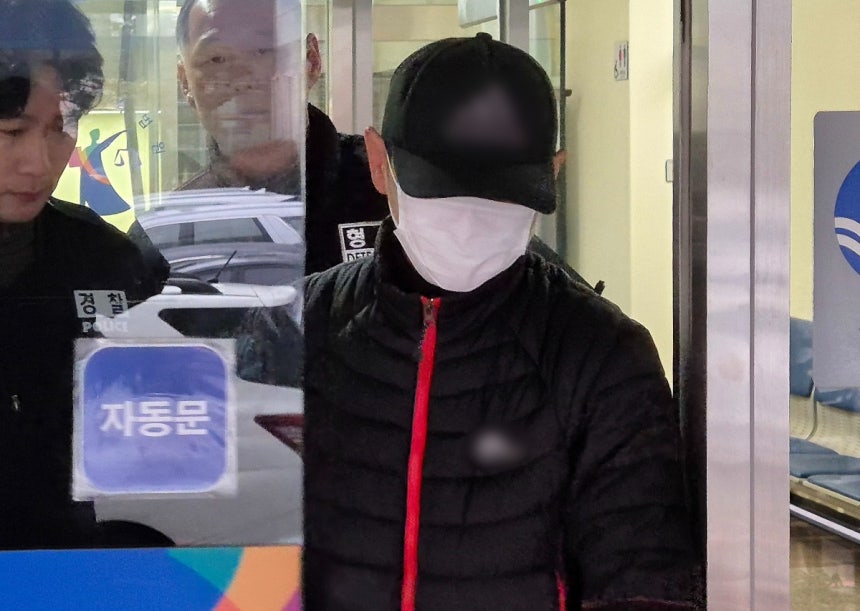 자고 있는 태국인 아내 얼굴에 끓는 물을 부어 화상을 입힌 혐의를 받는 40대 남성 A 씨가 16일 경기도 의정부지법에서 구속 전 피의자 심문(영장실질심사)을 마치고 나서고 있다.사진=뉴스1