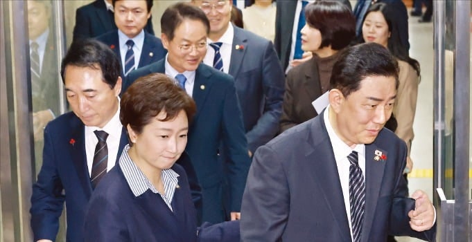 與 "내란재판부, 2심부터 도입 …추천위 구성 외부 배제"