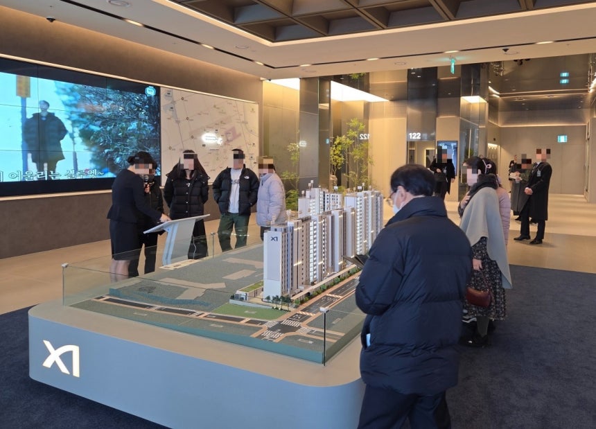 서울 강남구 역삼동 역삼센트럴자이 모형도를 살펴보는 예비 청약자들./사진=한경DB