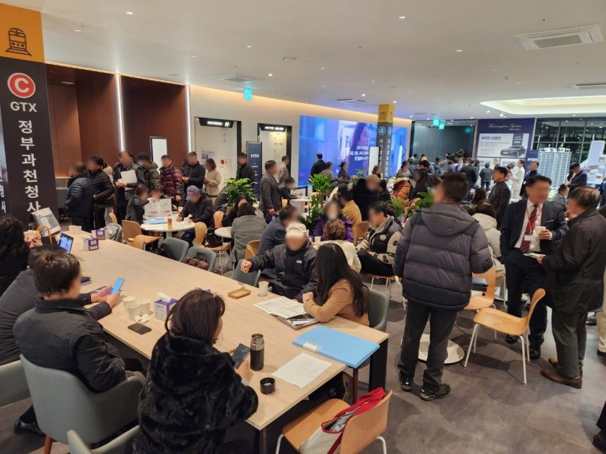 해링턴 스퀘어 과천 모델하우스를 가득 채운 예비 청약자들./사진=효성중공업