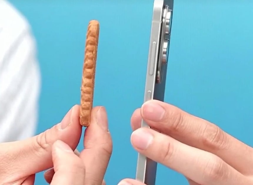 테크 전문 크리에이터 '잇섭'이 지난 5월13일 오후 진행된 네이버 쇼핑라이브 '핫IT슈'에 나와 삼성전자의 초슬림 스마트폰 갤럭시S25 엣지와 과자 얇기를 비교하고 있다.사진=네이버 쇼핑라이브 갈무리