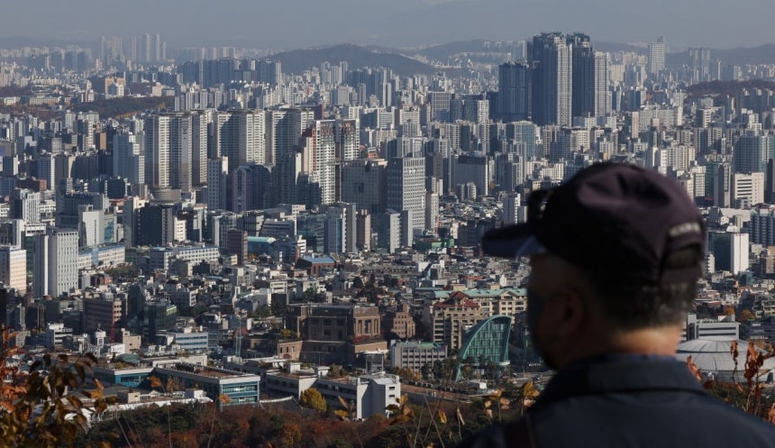 지난달 서울 중구 남산에서 바라본 도심에 아파트 단지가 보인다./뉴스1