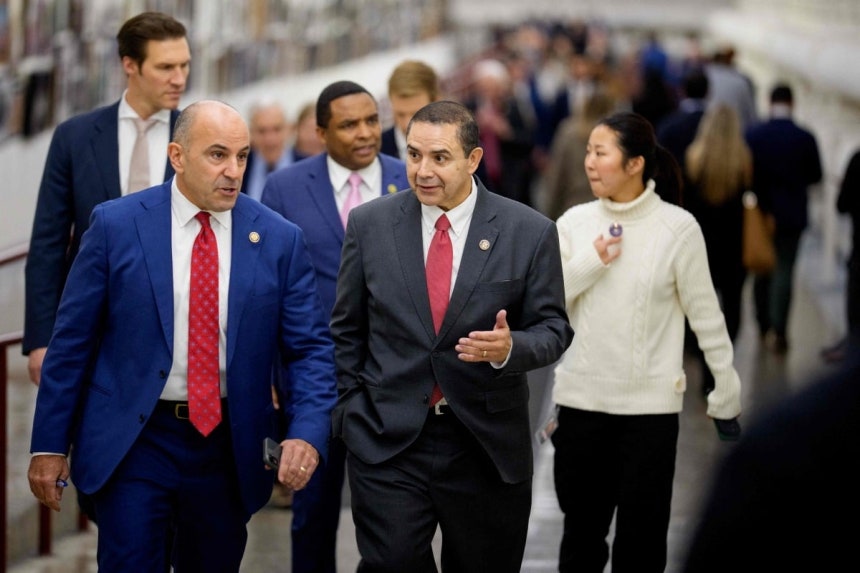 지난 10일 미국 워싱턴 DC 의회의사당에서 공화당 소속의 헨리 쿠엘라 의원과 지미 파네타 의원 등이 국방수권법(NDAA) 표결을 위해 이동하고 있다./ AFP연합뉴스