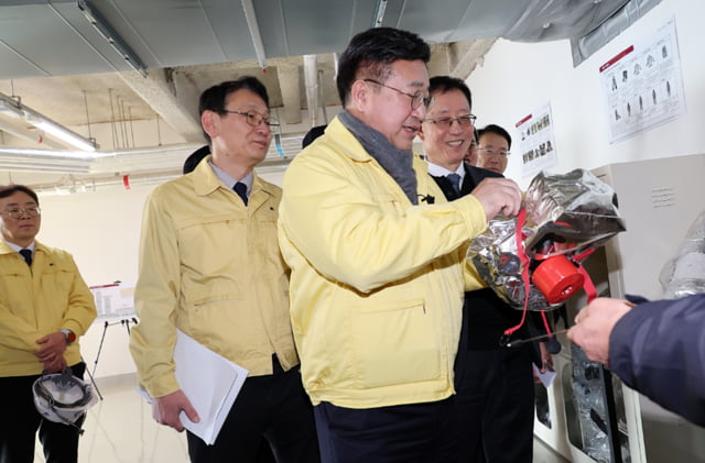 윤호중 행정안전부 장관이 18일 서울 여의도 파크원에서 고층건축물 화재안전관리와 피난안전구역 운영 실태를 점검하고 있다.행정안전부 제공