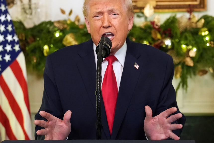 트럼프 대통령이 17일 백악관에서 대국민 연설을 하고 있다./AP연합뉴스