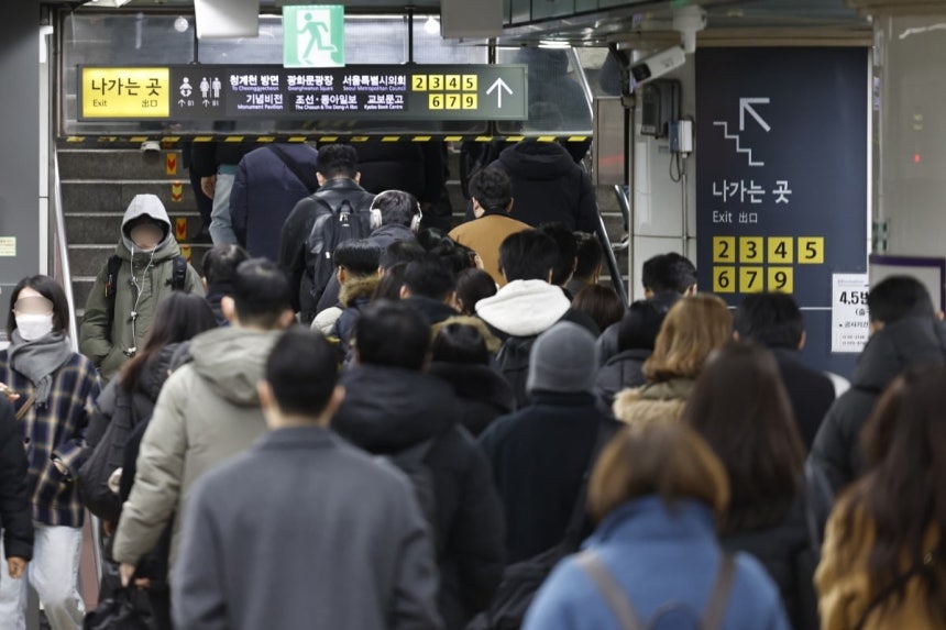 서울 지하철 5호선 광화문역에 도착한 시민들이 바쁘게 발걸음을 옮기고 있다.뉴스1