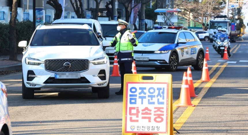 11일 인천 중구에서 경찰이 연말연시 음주운전 집중 단속을 하고 있다./사진=연합뉴스