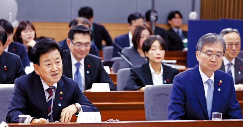 정부, <b>대북제재 완화</b> 예고…"현실적으로 실효성 상실"
