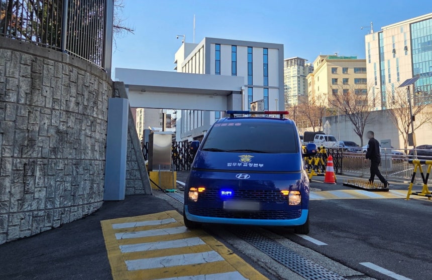 지난 18일 서울 용산구 중앙지역군사법원에 증인으로 출석을 마친 윤석열 전 대통령을 태운 호송차량이 군사법원을 나서고 있다./사진=뉴스1