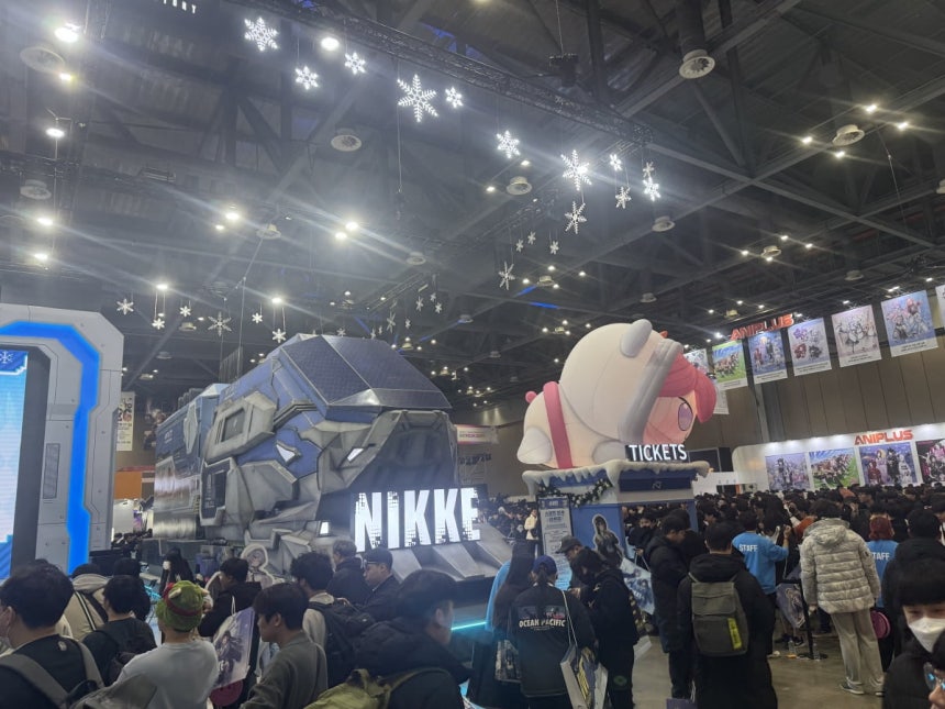 올해 개최된 국내 최대 애니메이션·게임 페스티벌(AGF)의 니케 부스에서 마스코트 캐릭터 도로롱이 전시되어 있다.사진=독자 제공