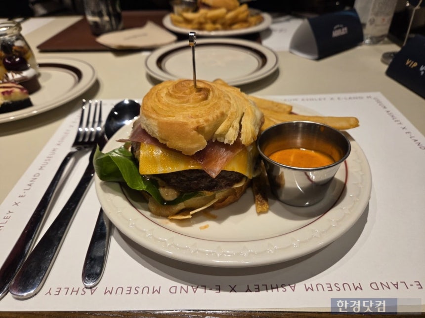지난 19일 서울 성동구에서 열린 이랜드이츠의 '하우스 오브 애슐리' 팝업스토어에서 제공 받은 오세득 셰프의 '비프웰링턴 버거'./사진=박수림 기자