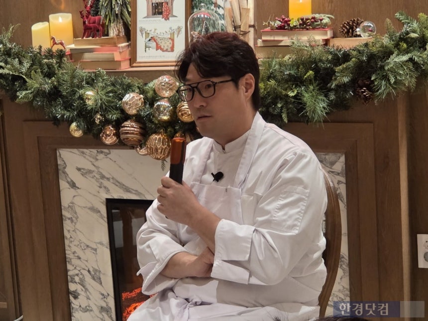 지난 19일 서울 성동구에서 열린 이랜드이츠의 '하우스 오브 애슐리' 팝업스토어에서 오세득 셰프가 직접 개발한 메뉴에 대해 설명하고 있다./사진=박수림 기자