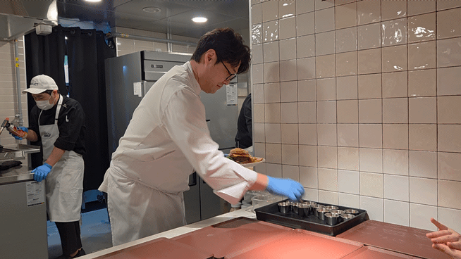 지난 19일 서울 성동구에서 열린 이랜드이츠의 '하우스 오브 애슐리' 팝업스토어에서 오세득 셰프가 직접 개발한 메뉴를 선보이고 있다./영상=박수림 기자