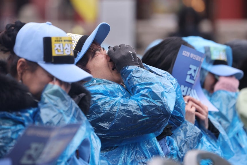 20일 서울 종로구 보신각에서 열린 12.29 무안공항 제주항공 여객기 참사 1주기 서울 시민추모대회에서 유가족들이 눈물을 훔치고 있다.사진=연합뉴스