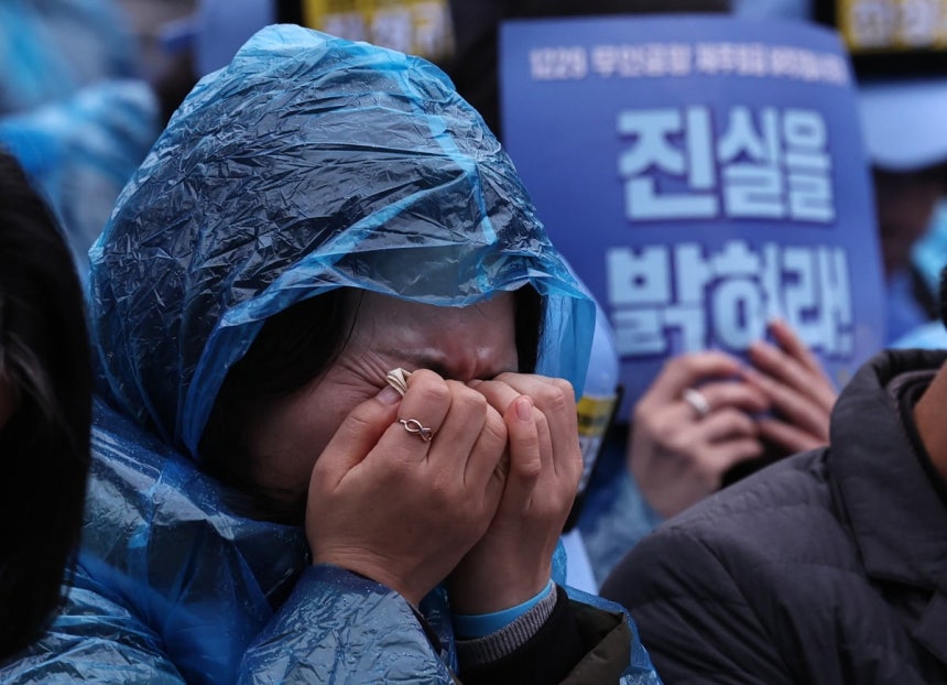 20일 오후 서울 종로구 보신각 앞에서 열린 '12·29 무안공항 제주항공 여객기 참사 1주기 전국 시민 추모대회'에서 여객기 참사 유가족들이 눈물을 닦고 있다.사진=뉴스1