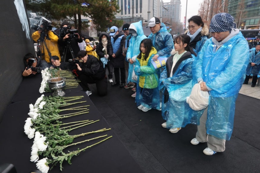 20일 서울 종로구 보신각에서 열린 12.29 무안공항 제주항공 여객기 참사 1주기 서울 시민추모대회에서 유가족들을 비롯한 참석자들이 헌화한 뒤 묵념하고 있다.사진=연합뉴스