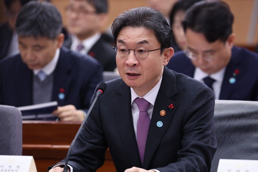 이억원 금융위원장이 19일 정부서울청사 별관에서 이재명 대통령에게 업무보고를 하고 있다.사진=연합뉴스