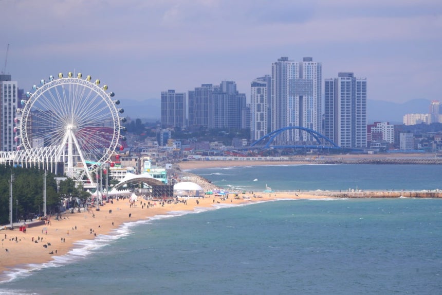 강원 속초 해수욕장에 시민과 관광객들의 발길이 이어지고 있다. 사진=연합뉴스