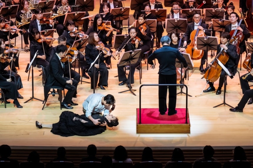 콘서트오페라 <카르멘>에서 카르멘(메조소프라노 미셸 로지에)가 돈 호세(테너 이용훈)의 칼을 맞고 죽어가는 장면 / 사진 제공.클래식 부산.