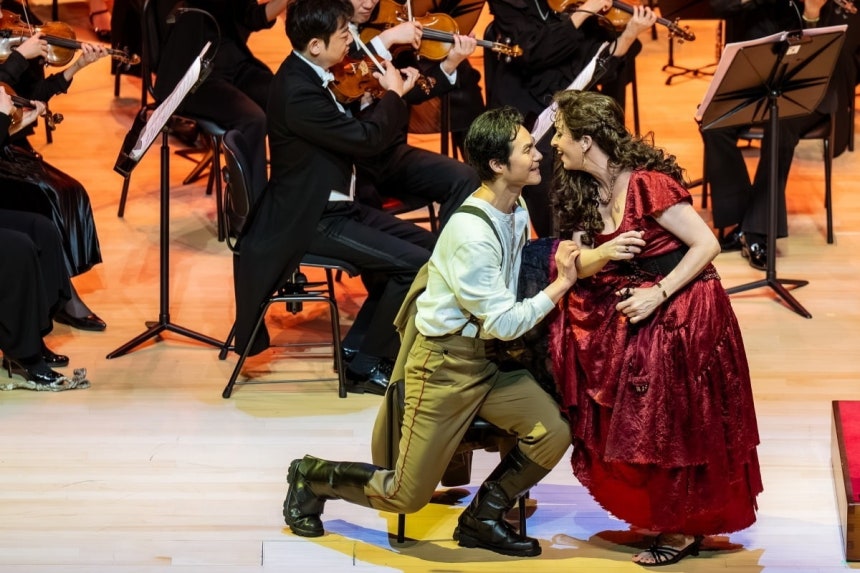 콘서트오페라 <카르멘>에서 카르멘에게 사랑을 고백하는 돈 호세 / 사진 제공.클래식 부산.