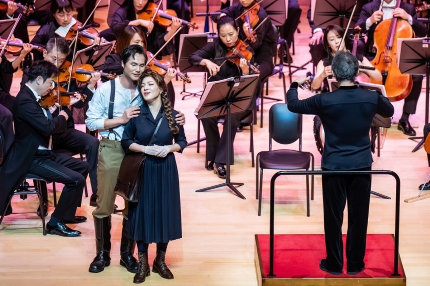 돈 호세(테너 이용훈)와 미카엘라(소프라노 카라손)이 정명훈의 지휘에 맞춰 노래하는 장면 / 사진 제공.클래식 부산.