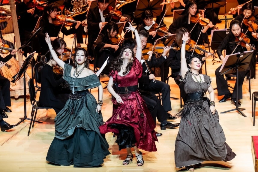 메르세데스(메조소프라노 김가영)와 카르멘(메조소프라노 미셸 로지에),프리스키타(소프라노 이혜지)가 노래하는 장면 / 사진 제공.클래식 부산.