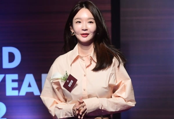 '<b>주사이모</b>'가 팔로우 했다고?…'불똥' 맞은 <b>강민경</b>, 선 긋기