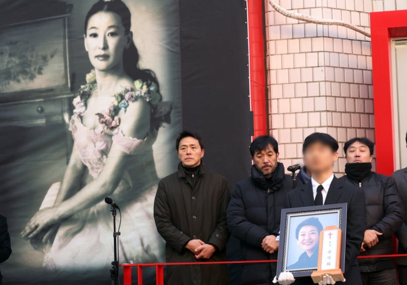故 <b>윤석화</b>, 사랑했던 대학로에서 마지막 인사…노제 끝으로 <b>영면</b>