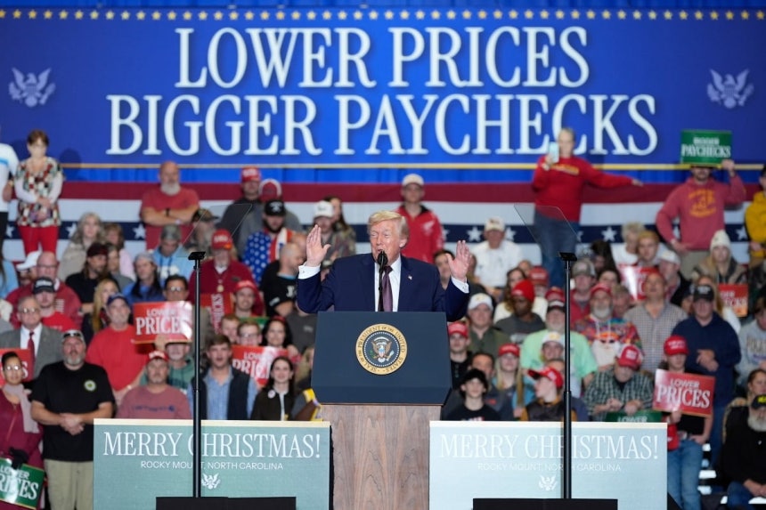 도널드 트럼프 미국 대통령이 19일(현지시간) 미국 노스캐롤라이나주의 록키마운트에서 열린 선거 유세 행사에서 연설하고 있다.(사진=AP연합뉴스)