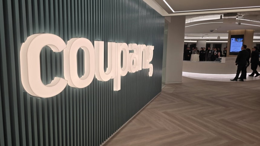 미국 워싱턴DC 한복판에 있는 쿠팡의 사무실.사무공간보다는 교류용 공간이 훨씬 넓게 구성된 것이 특징적이다.한쪽 벽에는 쿠팡이 미국 회사로서 미국 기업들의 해외 진출을 돕고 있다는 내용과 파트너 기업들의 로고가 