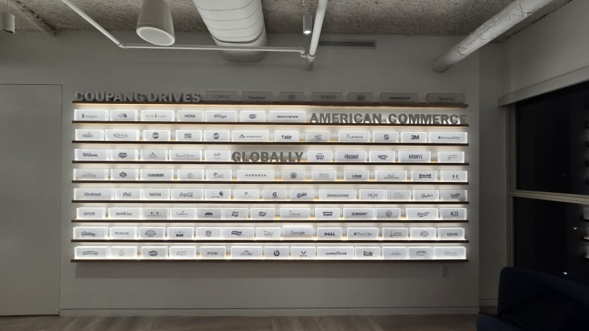 미국 워싱턴DC 한복판에 있는 쿠팡의 사무실.사무공간보다는 교류용 공간이 훨씬 넓게 구성된 것이 특징적이다.한쪽 벽에는 쿠팡이 미국 회사로서 미국 기업들의 해외 진출을 돕고 있다는 내용과 파트너 기업들의 로고가 