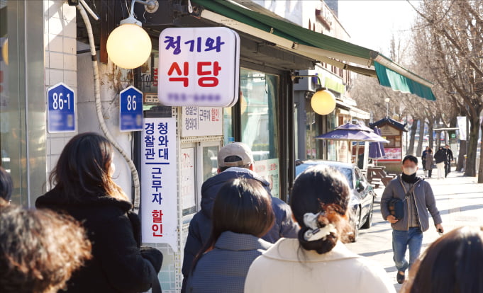 청와대 상권 들썩 서울 궁정동의 한 식당이 대통령실의 청와대 복귀를 앞둔 21일 경찰관·청와대 근무자에게 할인 혜택을 제공한다는 내용의 안내판을 내걸었다.문경덕 기자