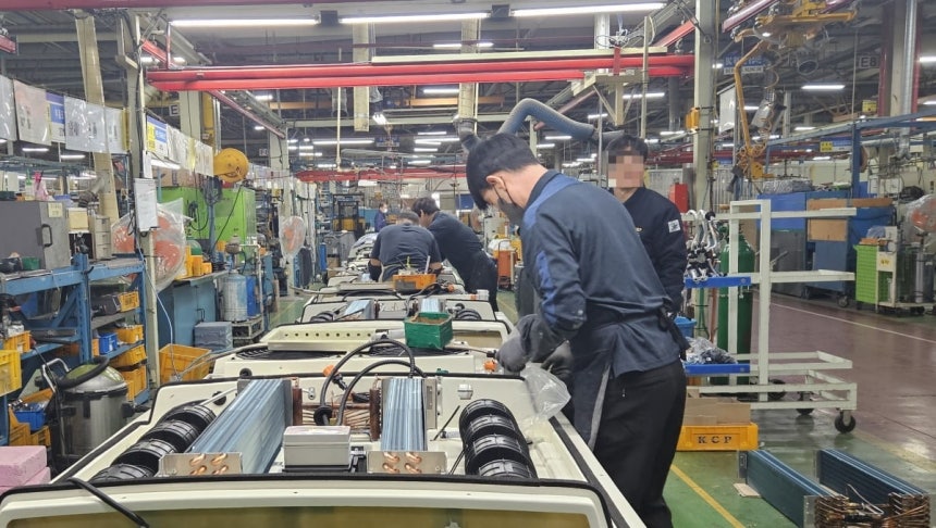 KB오토텍 작업자들이 BTMS를 제조하고 있다.사진=원종환 기자