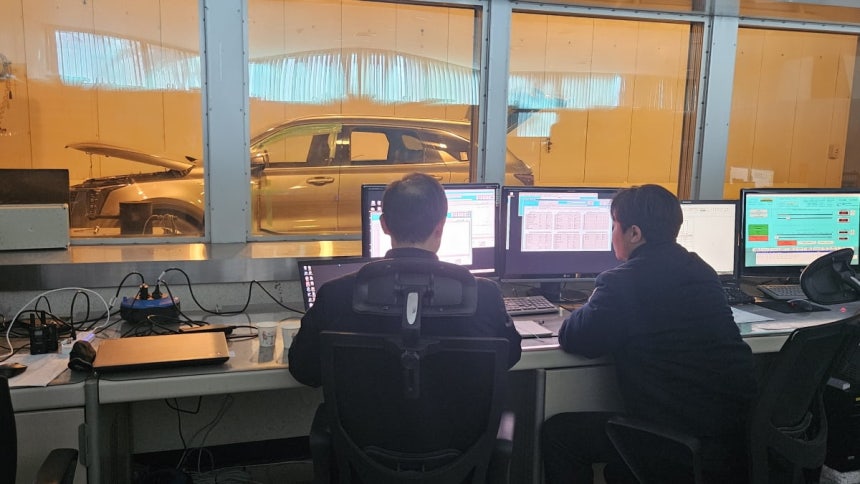 KB오토텍 풍동 실험실에서 작업자들이 성능 테스트를 하고 있다.사진=원종환 기자