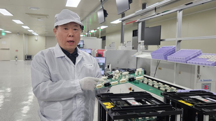 이은창 KB오토텍 대표가 SMT 라인을 설명하고 있다.사진=원종환 기자