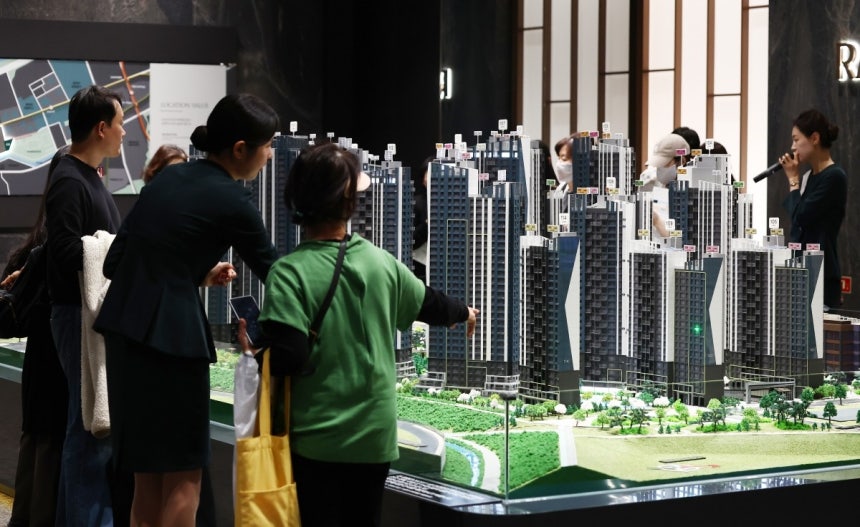 서울 송파구 래미안갤러리에서 시민들이 '래미안트리니원' 단지 모형을 보고 있다. 사진=뉴스1